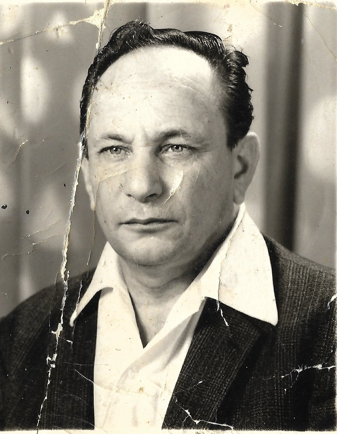 Portrait ancien abîmé, avec déchirures et plis